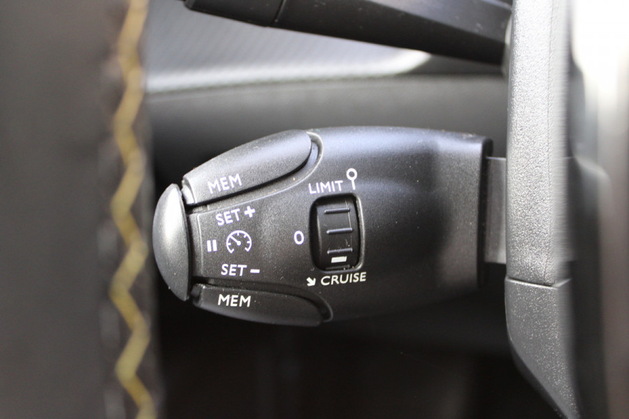 Peugeot e-2008 EV GT 50 kWh | Camera | Navigatie | BLIS | Carplay | Stoelverwarming