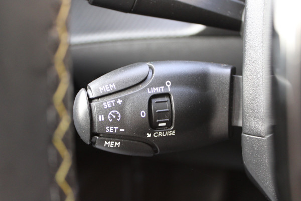 Peugeot e-2008 EV GT 50 kWh | Camera | Navigatie | BLIS | Carplay | Stoelverwarming