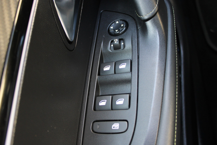 Peugeot e-2008 EV GT 50 kWh | Camera | Navigatie | BLIS | Carplay | Stoelverwarming