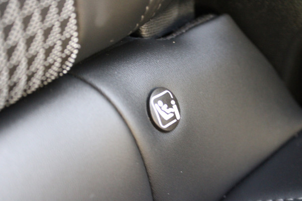 Peugeot e-2008 EV GT 50 kWh | Camera | Navigatie | BLIS | Carplay | Stoelverwarming