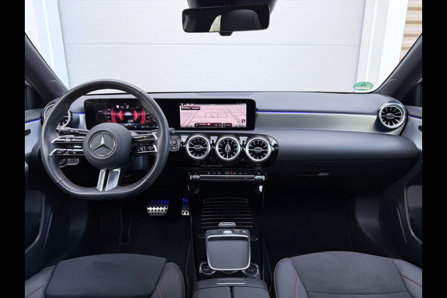 Mercedes-Benz A-Klasse 180 AMG Night Edition Pano/Camera/Sfeer