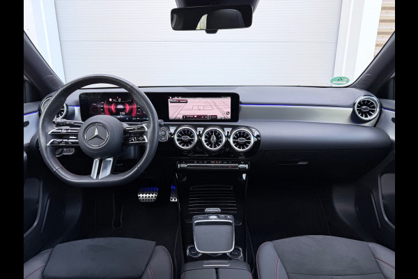 Mercedes-Benz A-Klasse 180 AMG Night Edition Pano/Camera/Sfeer