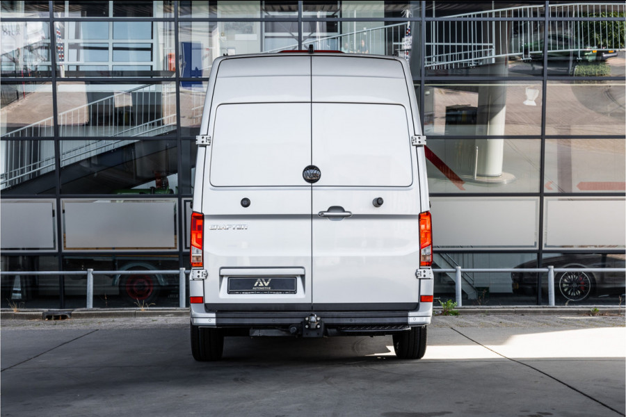 Volkswagen Crafter 2.0 TDI DSG L3H3 | Bi-Xenon | Trekhaak | Navigatie | CarPlay | Camera | 3-Zitter | Dealer onderhouden | 1e eigenaar | Nieuwe APK