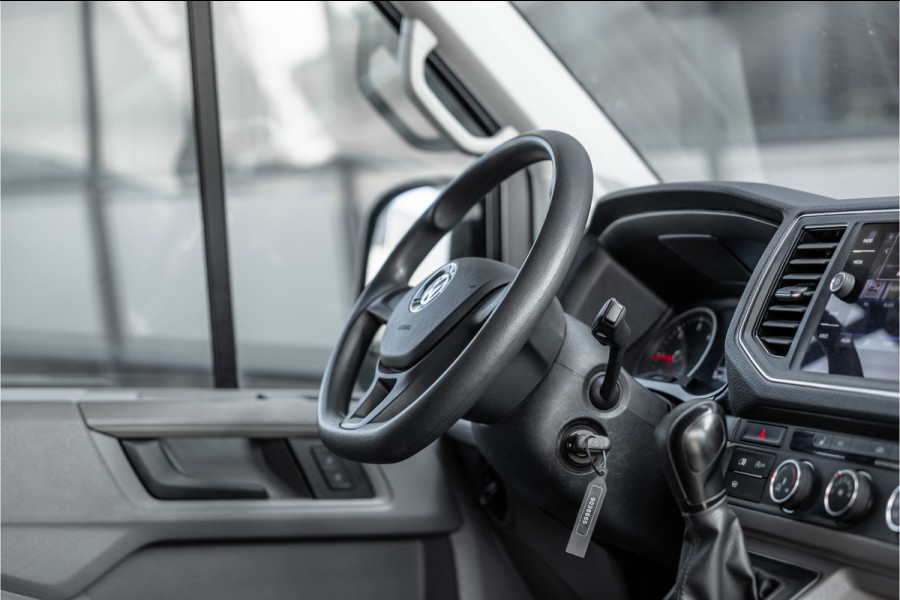 Volkswagen Crafter 2.0 TDI DSG L3H3 | Bi-Xenon | Trekhaak | Navigatie | CarPlay | Camera | 3-Zitter | Dealer onderhouden | 1e eigenaar | Nieuwe APK