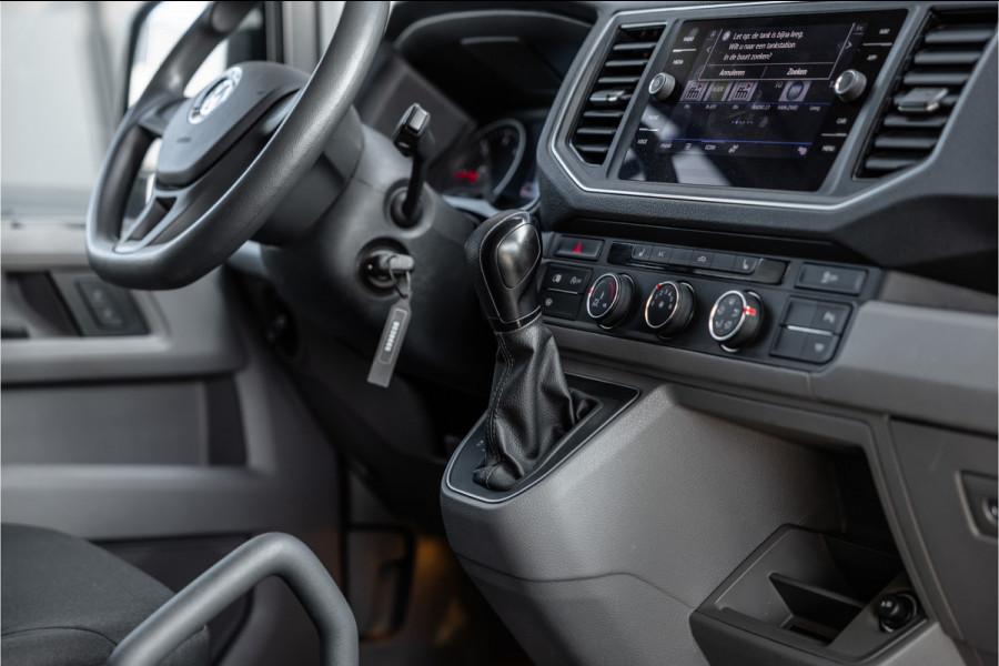 Volkswagen Crafter 2.0 TDI DSG L3H3 | Bi-Xenon | Trekhaak | Navigatie | CarPlay | Camera | 3-Zitter | Dealer onderhouden | 1e eigenaar | Nieuwe APK