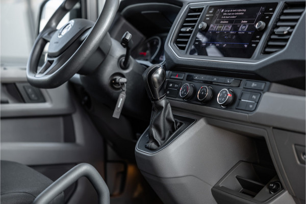 Volkswagen Crafter 2.0 TDI DSG L3H3 | Bi-Xenon | Trekhaak | Navigatie | CarPlay | Camera | 3-Zitter | Dealer onderhouden | 1e eigenaar | Nieuwe APK