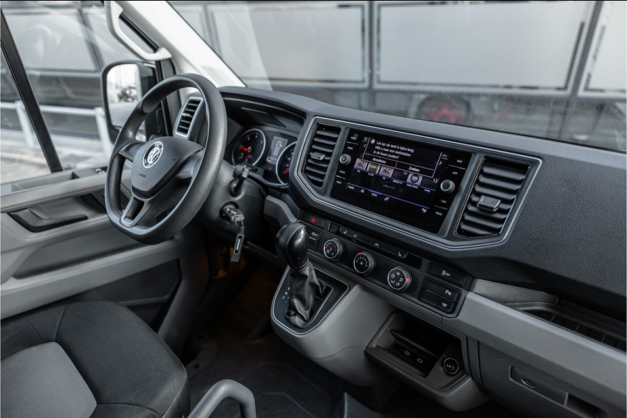 Volkswagen Crafter 2.0 TDI DSG L3H3 | Bi-Xenon | Trekhaak | Navigatie | CarPlay | Camera | 3-Zitter | Dealer onderhouden | 1e eigenaar | Nieuwe APK