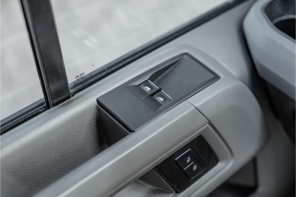 Volkswagen Crafter 2.0 TDI DSG L3H3 | Bi-Xenon | Trekhaak | Navigatie | CarPlay | Camera | 3-Zitter | Dealer onderhouden | 1e eigenaar | Nieuwe APK