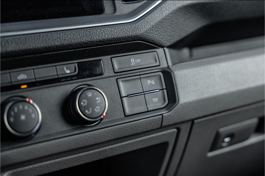 Volkswagen Crafter 2.0 TDI DSG L3H3 | Bi-Xenon | Trekhaak | Navigatie | CarPlay | Camera | 3-Zitter | Dealer onderhouden | 1e eigenaar | Nieuwe APK