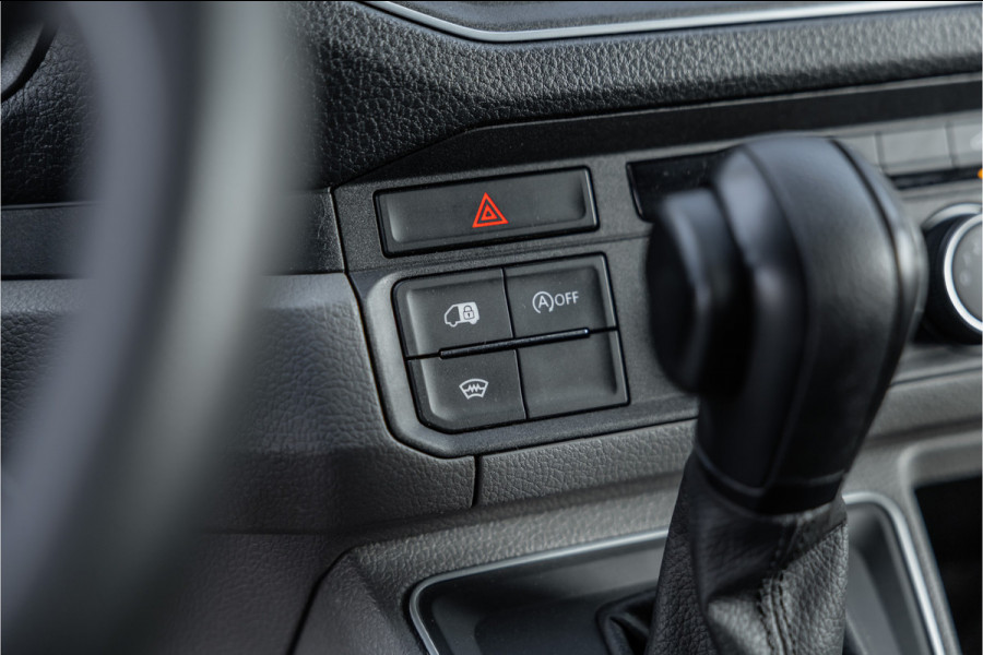 Volkswagen Crafter 2.0 TDI DSG L3H3 | Bi-Xenon | Trekhaak | Navigatie | CarPlay | Camera | 3-Zitter | Dealer onderhouden | 1e eigenaar | Nieuwe APK