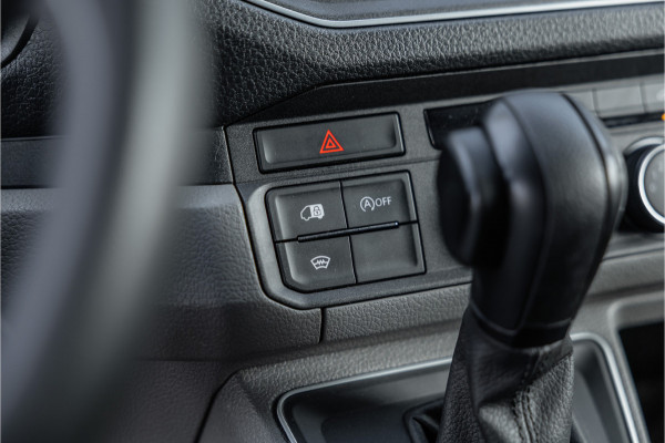 Volkswagen Crafter 2.0 TDI DSG L3H3 | Bi-Xenon | Trekhaak | Navigatie | CarPlay | Camera | 3-Zitter | Dealer onderhouden | 1e eigenaar | Nieuwe APK