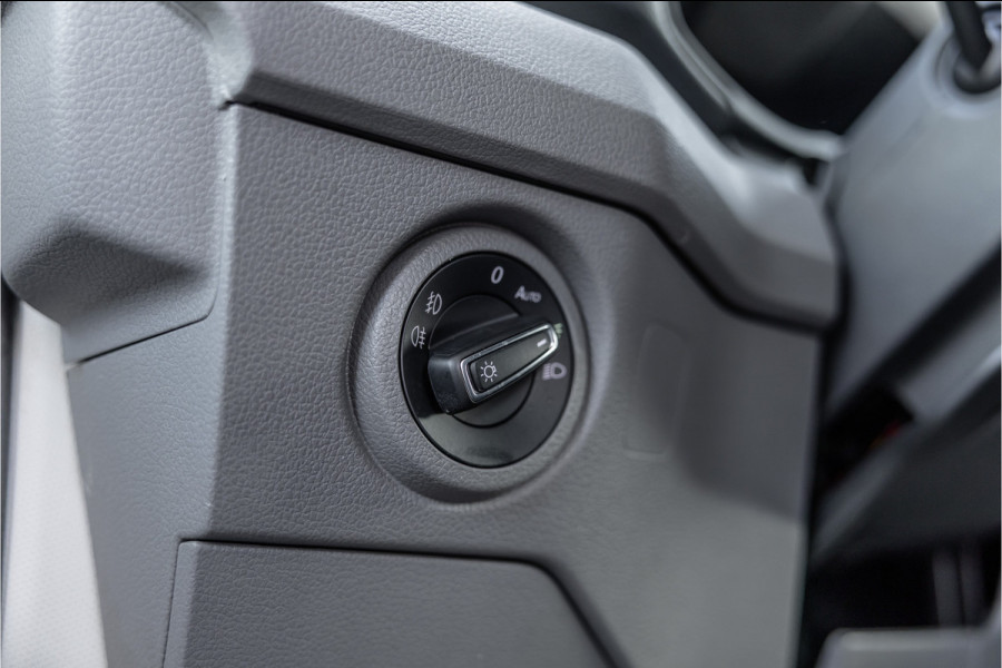 Volkswagen Crafter 2.0 TDI DSG L3H3 | Bi-Xenon | Trekhaak | Navigatie | CarPlay | Camera | 3-Zitter | Dealer onderhouden | 1e eigenaar | Nieuwe APK