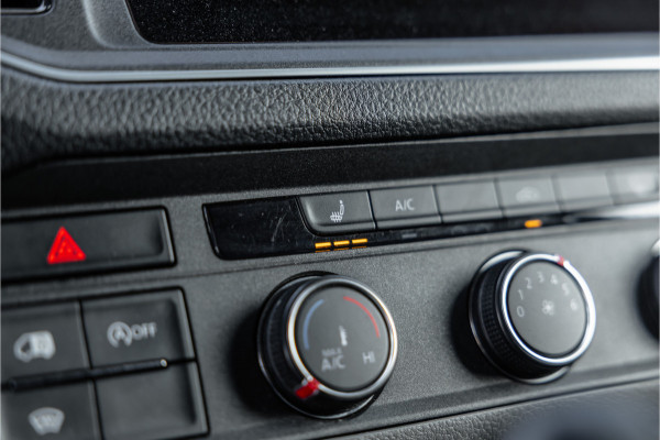 Volkswagen Crafter 2.0 TDI DSG L3H3 | Bi-Xenon | Trekhaak | Navigatie | CarPlay | Camera | 3-Zitter | Dealer onderhouden | 1e eigenaar | Nieuwe APK
