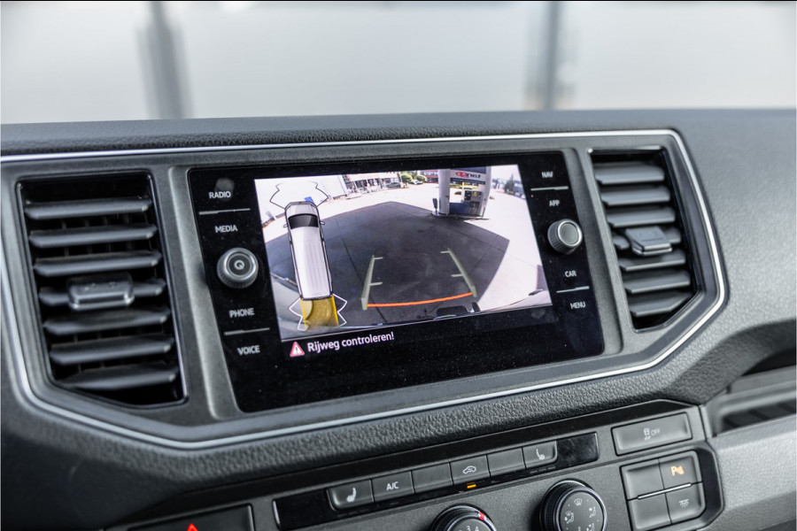 Volkswagen Crafter 2.0 TDI DSG L3H3 | Bi-Xenon | Trekhaak | Navigatie | CarPlay | Camera | 3-Zitter | Dealer onderhouden | 1e eigenaar | Nieuwe APK