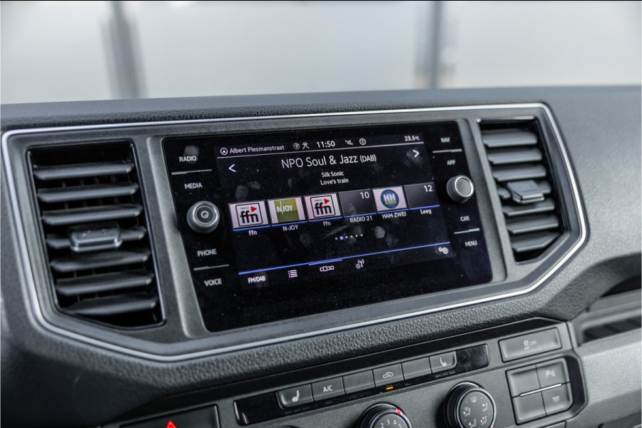Volkswagen Crafter 2.0 TDI DSG L3H3 | Bi-Xenon | Trekhaak | Navigatie | CarPlay | Camera | 3-Zitter | Dealer onderhouden | 1e eigenaar | Nieuwe APK