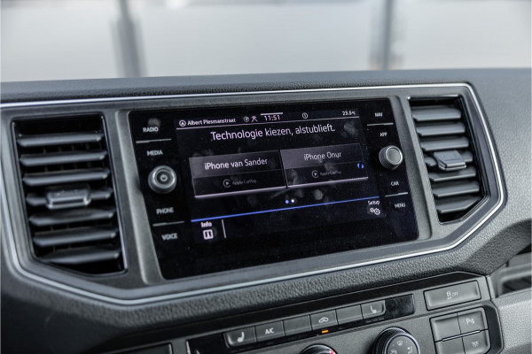 Volkswagen Crafter 2.0 TDI DSG L3H3 | Bi-Xenon | Trekhaak | Navigatie | CarPlay | Camera | 3-Zitter | Dealer onderhouden | 1e eigenaar | Nieuwe APK