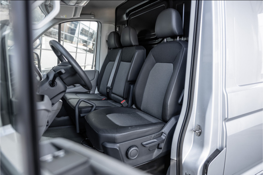 Volkswagen Crafter 2.0 TDI DSG L3H3 | Bi-Xenon | Trekhaak | Navigatie | CarPlay | Camera | 3-Zitter | Dealer onderhouden | 1e eigenaar | Nieuwe APK