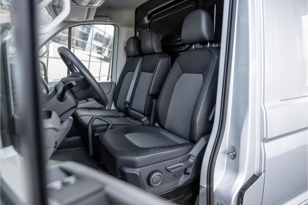 Volkswagen Crafter 2.0 TDI DSG L3H3 | Bi-Xenon | Trekhaak | Navigatie | CarPlay | Camera | 3-Zitter | Dealer onderhouden | 1e eigenaar | Nieuwe APK