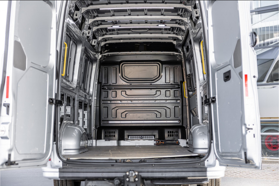 Volkswagen Crafter 2.0 TDI DSG L3H3 | Bi-Xenon | Trekhaak | Navigatie | CarPlay | Camera | 3-Zitter | Dealer onderhouden | 1e eigenaar | Nieuwe APK
