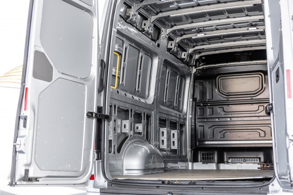 Volkswagen Crafter 2.0 TDI DSG L3H3 | Bi-Xenon | Trekhaak | Navigatie | CarPlay | Camera | 3-Zitter | Dealer onderhouden | 1e eigenaar | Nieuwe APK