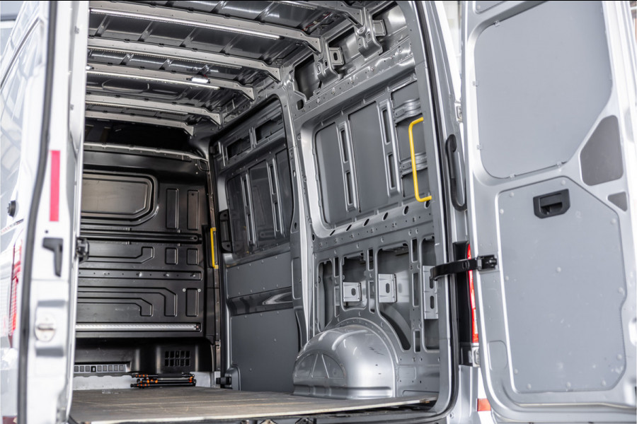 Volkswagen Crafter 2.0 TDI DSG L3H3 | Bi-Xenon | Trekhaak | Navigatie | CarPlay | Camera | 3-Zitter | Dealer onderhouden | 1e eigenaar | Nieuwe APK