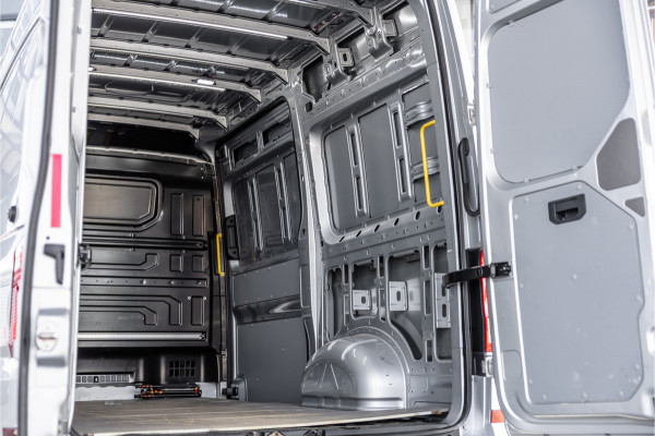 Volkswagen Crafter 2.0 TDI DSG L3H3 | Bi-Xenon | Trekhaak | Navigatie | CarPlay | Camera | 3-Zitter | Dealer onderhouden | 1e eigenaar | Nieuwe APK