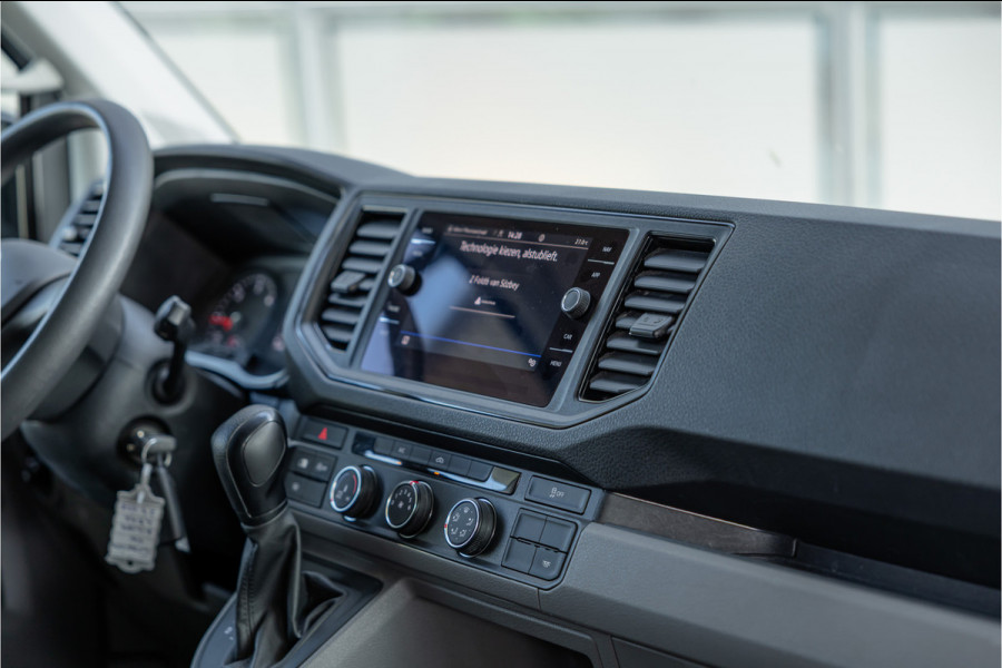 Volkswagen Crafter 35 2.0 TDI DSG L3H2 | Navigatie | Camera | CarPlay | Trekhaak | 3-Zitter | DAB | Nieuwe APK