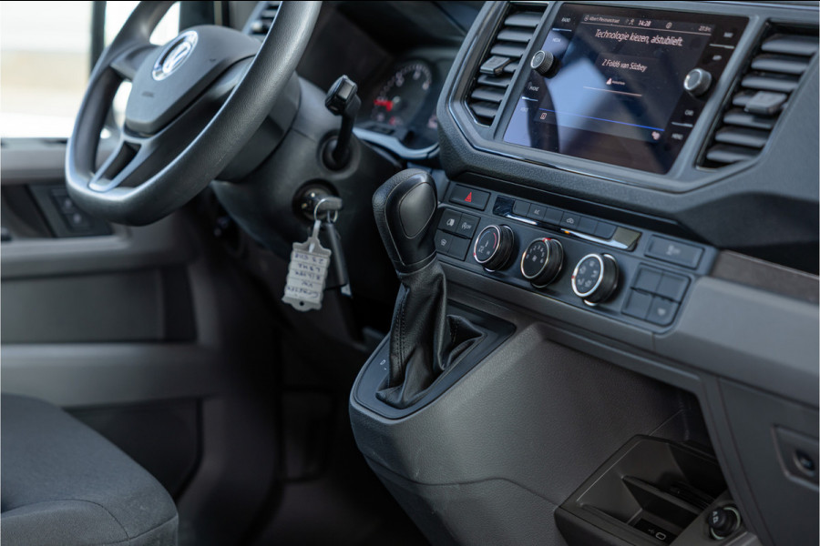 Volkswagen Crafter 35 2.0 TDI DSG L3H2 | Navigatie | Camera | CarPlay | Trekhaak | 3-Zitter | DAB | Nieuwe APK