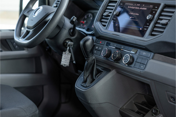 Volkswagen Crafter 35 2.0 TDI DSG L3H2 | Navigatie | Camera | CarPlay | Trekhaak | 3-Zitter | DAB | Nieuwe APK