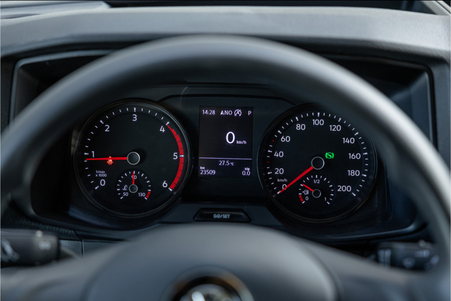 Volkswagen Crafter 35 2.0 TDI DSG L3H2 | Navigatie | Camera | CarPlay | Trekhaak | 3-Zitter | DAB | Nieuwe APK