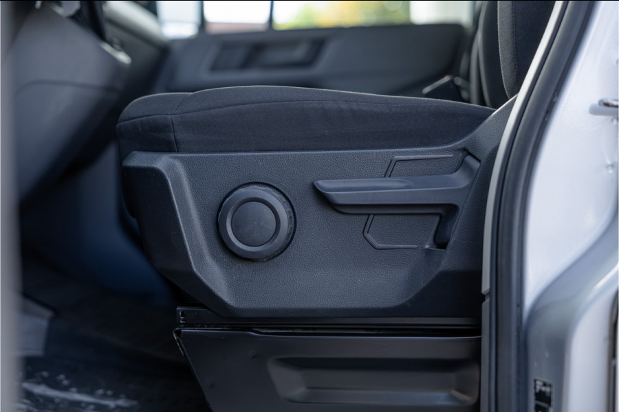 Volkswagen Crafter 35 2.0 TDI DSG L3H2 | Navigatie | Camera | CarPlay | Trekhaak | 3-Zitter | DAB | Nieuwe APK