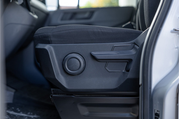 Volkswagen Crafter 35 2.0 TDI DSG L3H2 | Navigatie | Camera | CarPlay | Trekhaak | 3-Zitter | DAB | Nieuwe APK