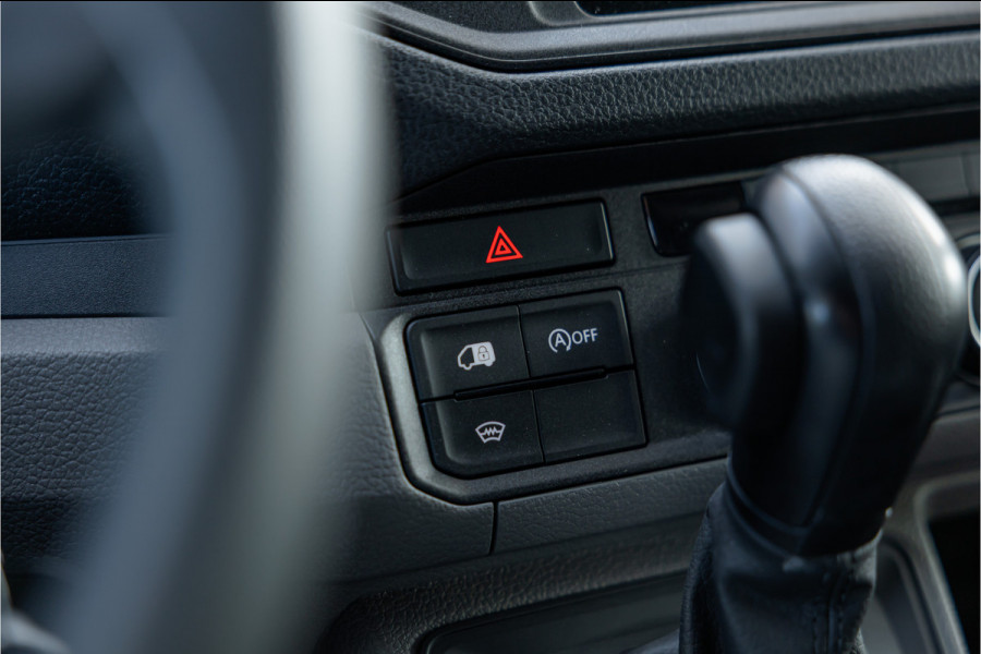 Volkswagen Crafter 35 2.0 TDI DSG L3H2 | Navigatie | Camera | CarPlay | Trekhaak | 3-Zitter | DAB | Nieuwe APK