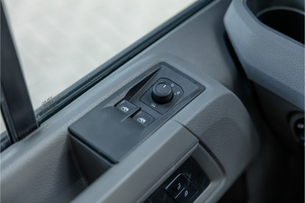 Volkswagen Crafter 35 2.0 TDI DSG L3H2 | Navigatie | Camera | CarPlay | Trekhaak | 3-Zitter | DAB | Nieuwe APK