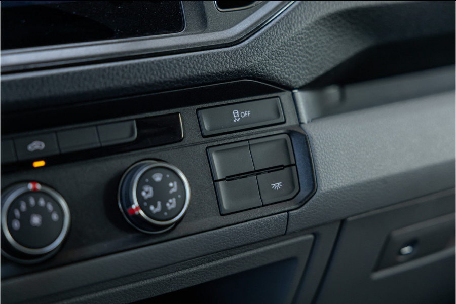 Volkswagen Crafter 35 2.0 TDI DSG L3H2 | Navigatie | Camera | CarPlay | Trekhaak | 3-Zitter | DAB | Nieuwe APK