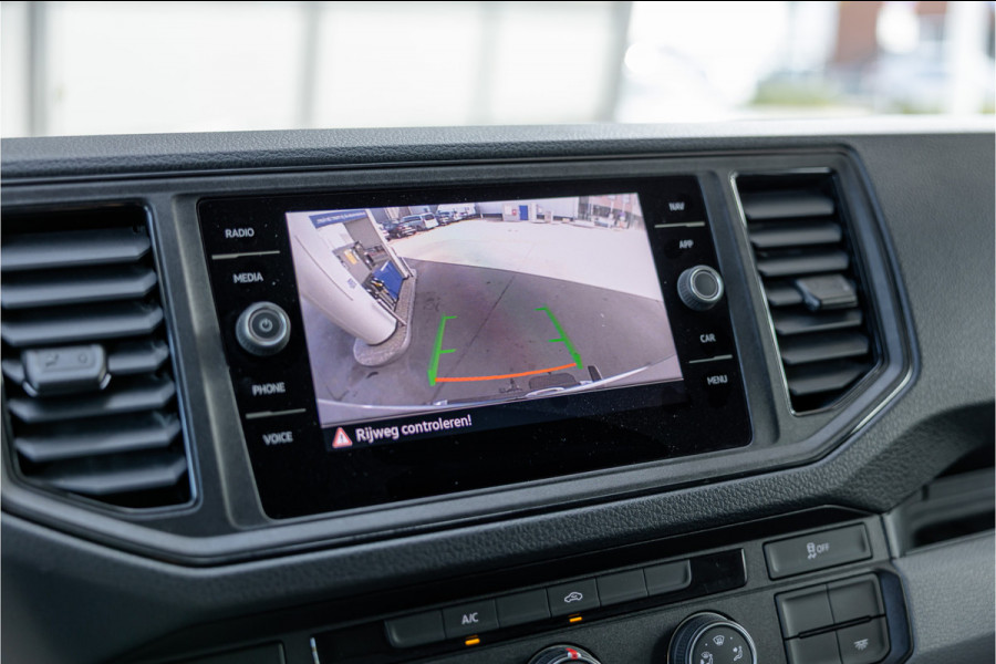 Volkswagen Crafter 35 2.0 TDI DSG L3H2 | Navigatie | Camera | CarPlay | Trekhaak | 3-Zitter | DAB | Nieuwe APK