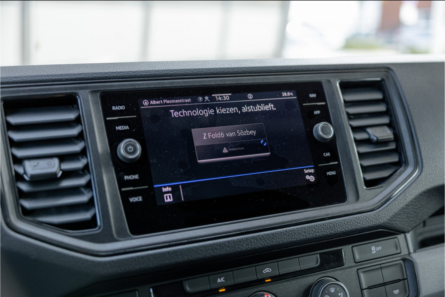 Volkswagen Crafter 35 2.0 TDI DSG L3H2 | Navigatie | Camera | CarPlay | Trekhaak | 3-Zitter | DAB | Nieuwe APK