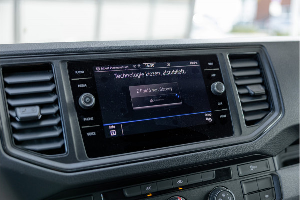 Volkswagen Crafter 35 2.0 TDI DSG L3H2 | Navigatie | Camera | CarPlay | Trekhaak | 3-Zitter | DAB | Nieuwe APK