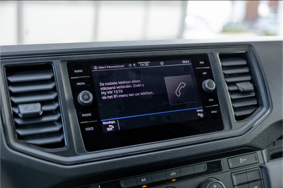 Volkswagen Crafter 35 2.0 TDI DSG L3H2 | Navigatie | Camera | CarPlay | Trekhaak | 3-Zitter | DAB | Nieuwe APK