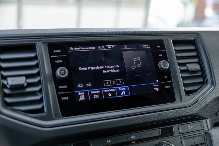 Volkswagen Crafter 35 2.0 TDI DSG L3H2 | Navigatie | Camera | CarPlay | Trekhaak | 3-Zitter | DAB | Nieuwe APK
