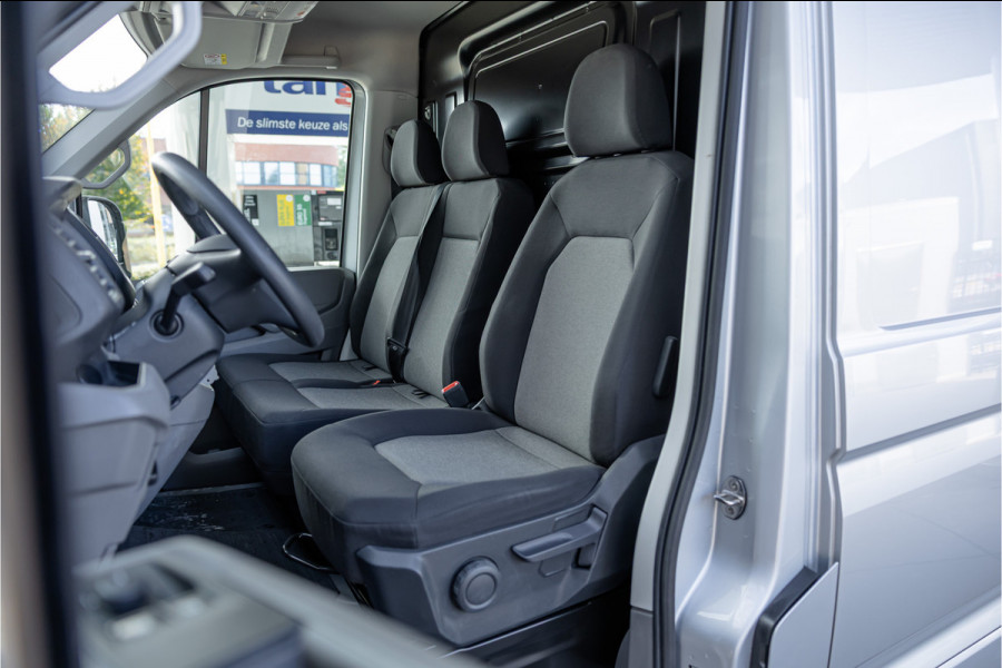 Volkswagen Crafter 35 2.0 TDI DSG L3H2 | Navigatie | Camera | CarPlay | Trekhaak | 3-Zitter | DAB | Nieuwe APK