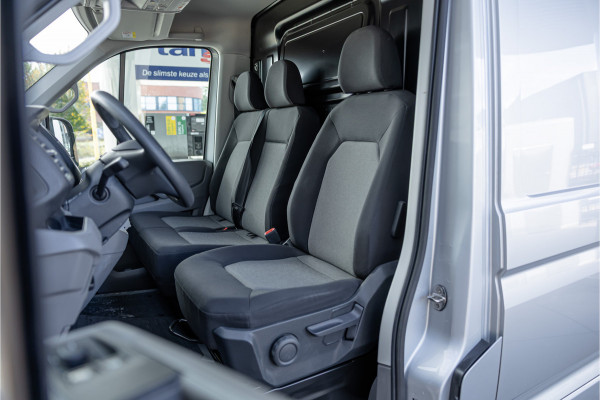 Volkswagen Crafter 35 2.0 TDI DSG L3H2 | Navigatie | Camera | CarPlay | Trekhaak | 3-Zitter | DAB | Nieuwe APK