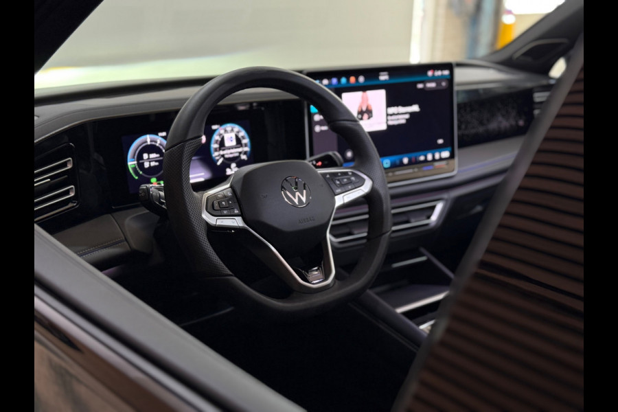 Volkswagen Tiguan 1.5 eHybrid R-Line Black MD Edition | Garantie tot 2030 | VOL! | 272PK | Full IQ.Light | H/K Sound | Trekhaak