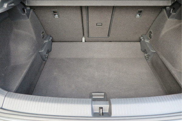 Volkswagen T-Roc 1.0 TSI 85kw 116pk Style Led, Virtual Cockpit, LMV, Camera , Trekhaak afneembaar, DAB+ ,Navigatie via Carplay, PDC etc.