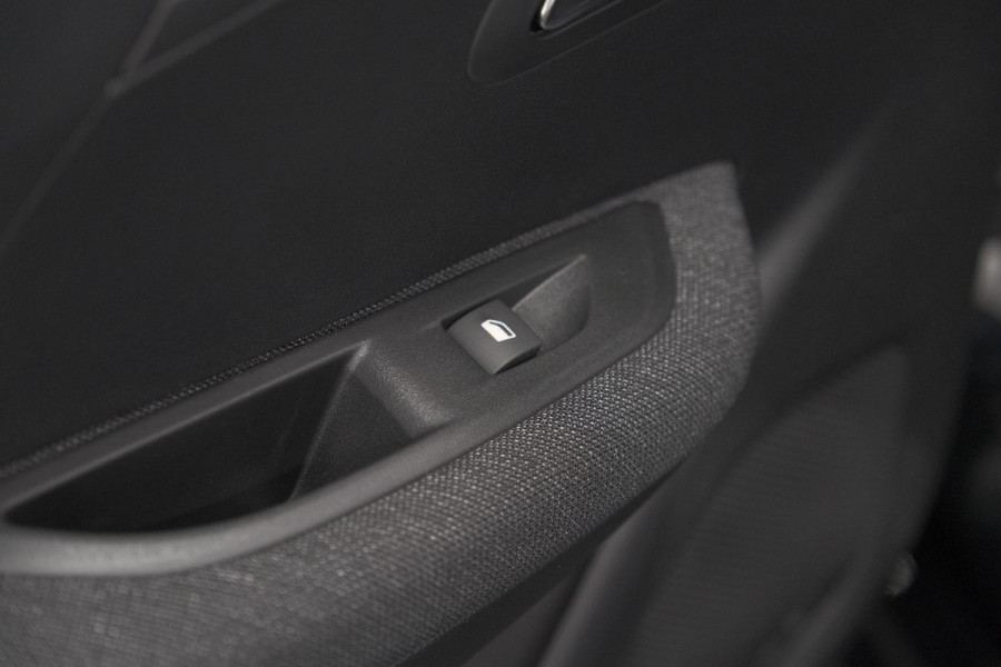 Peugeot 208 1.2 Hybrid 110 e-DCS6 Business | Direct Leverbaar | Apple Carplay | Parkeersensoren