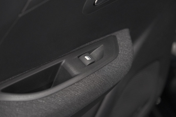 Peugeot 208 1.2 Hybrid 110 e-DCS6 Business | Direct Leverbaar | Apple Carplay | Parkeersensoren