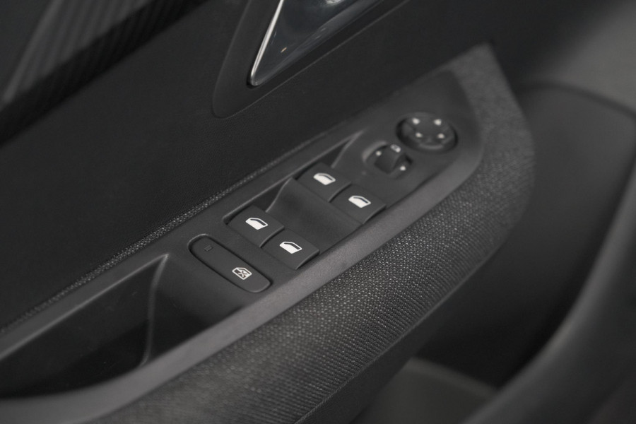 Peugeot 208 1.2 Hybrid 110 e-DCS6 Business | Direct Leverbaar | Apple Carplay | Parkeersensoren
