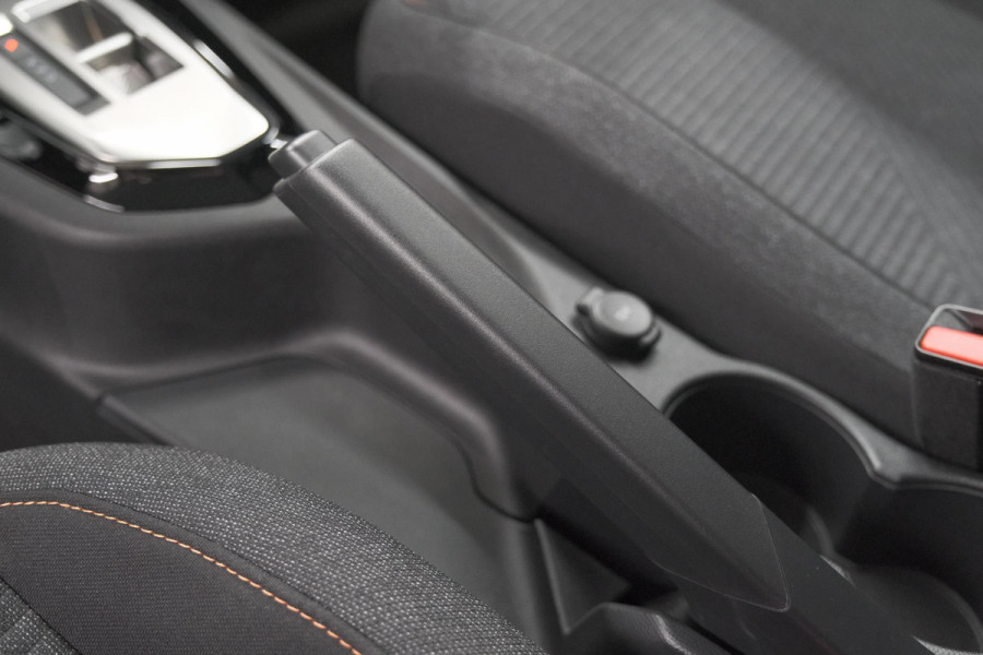 Peugeot 208 1.2 Hybrid 110 e-DCS6 Business | Direct Leverbaar | Apple Carplay | Parkeersensoren