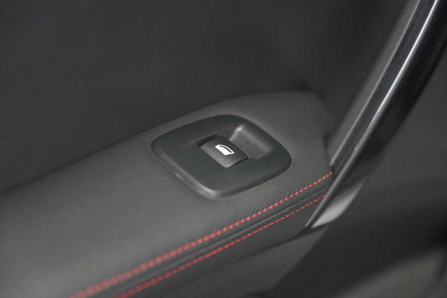 Peugeot 2008 PureTech 110 EAT6 GT-Line | Trekhaak | Panoramadak | Apple Carplay | Parkeersensoren