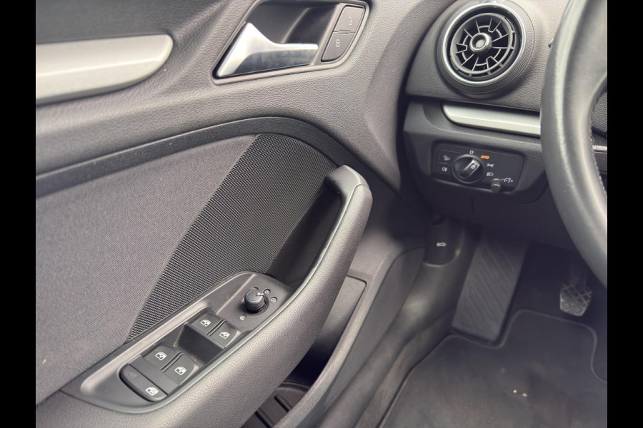 Audi A3 Sportback 30 TFSI | Navi | Airco (automatisch) | Parksenors V+A | 19" Velg | Cruise Control |